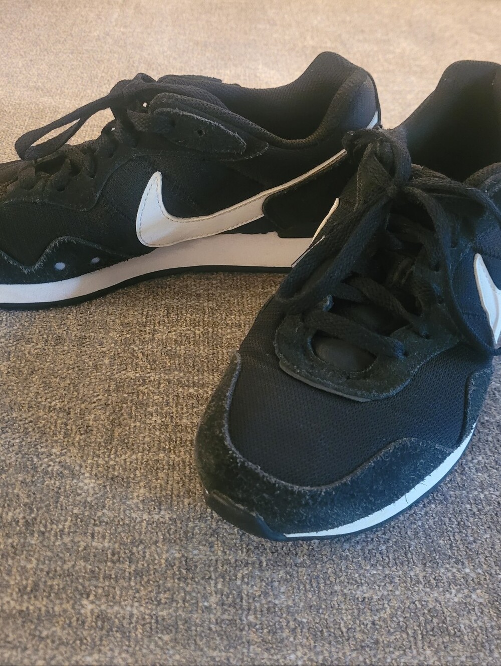 Nike Venture Black and White Low-Top Running Sneakers - Picture 4 of 8